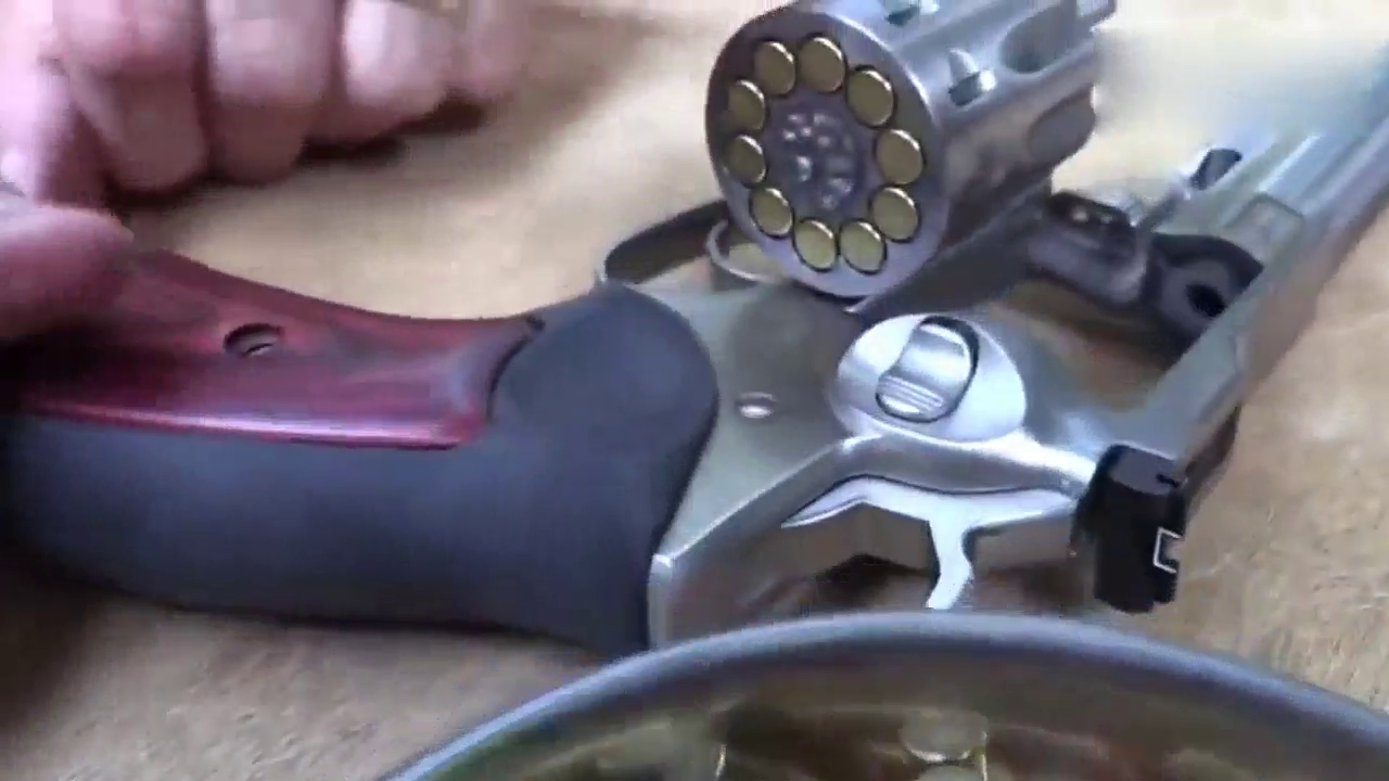 女汉子测试鲁格红鹰,一枪可以放倒大象的左轮