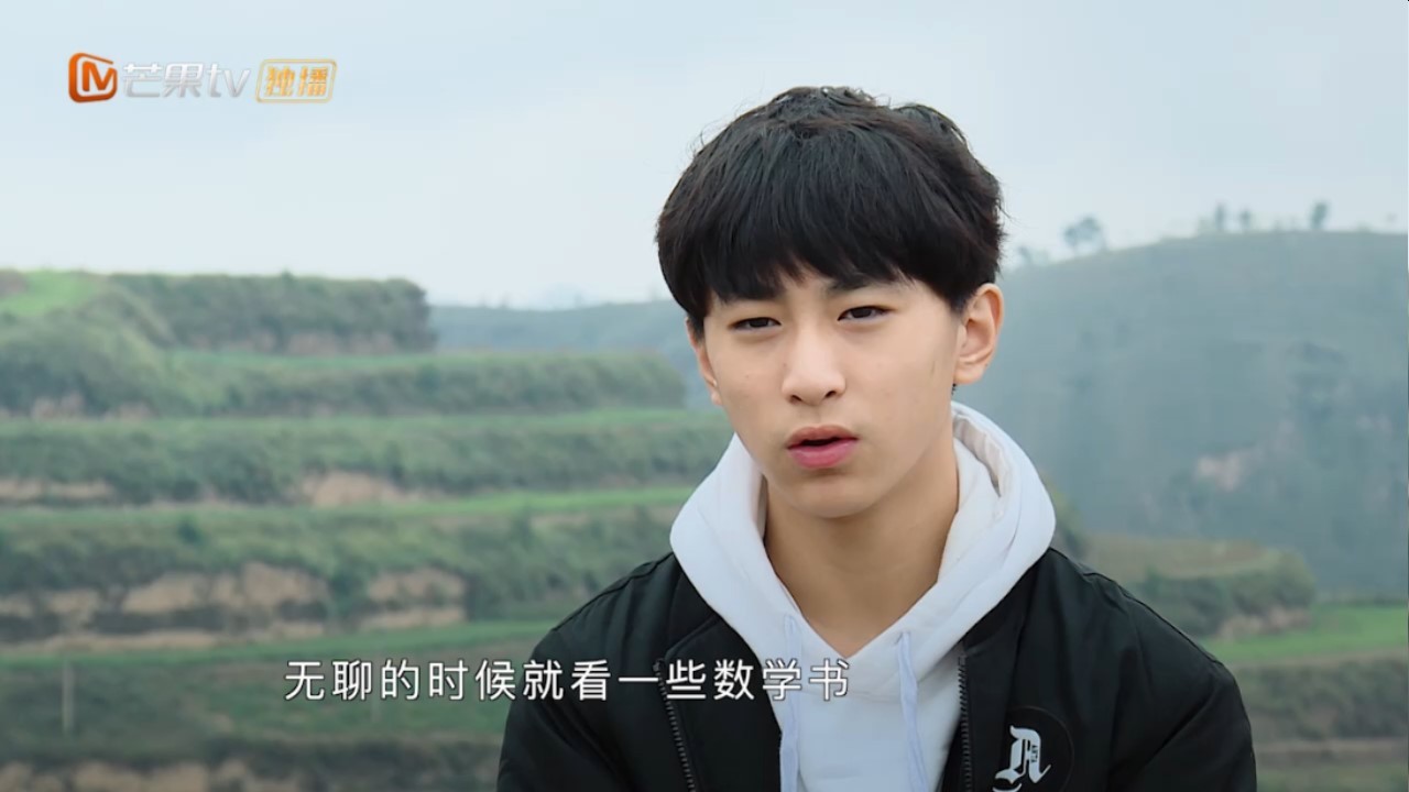 《变形计》现史上首位带书变形少年 平时无聊爱看数学书