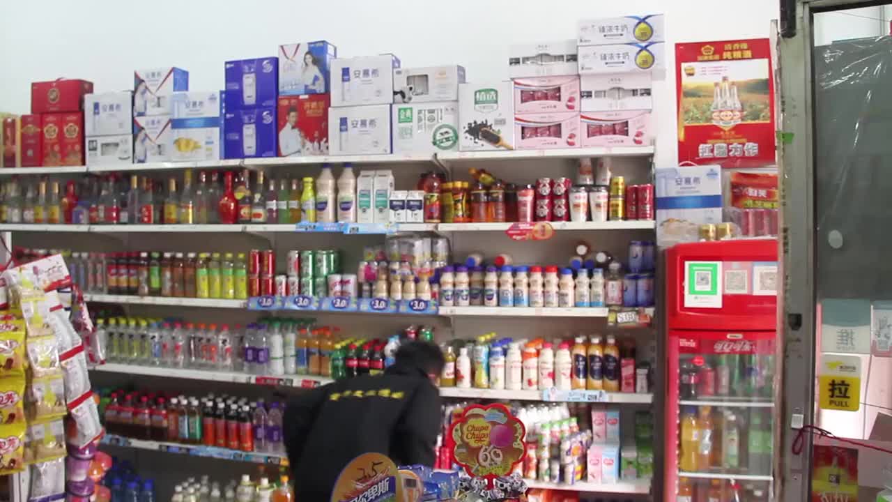 小伙小卖部买饮料,使套路白拿一瓶饮料,还让老板倒贴2元