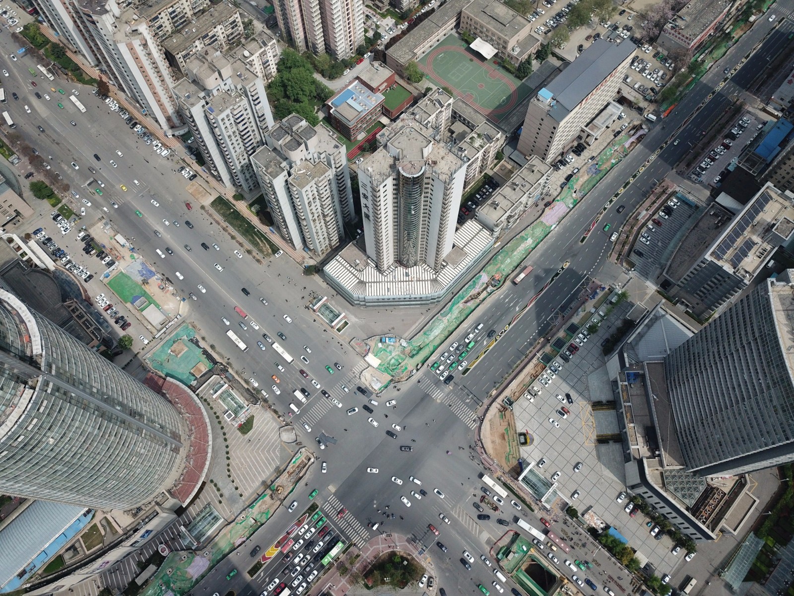 楼20多年来无人靠近,它就是位于高新路和科技路十字东北角的三安大厦