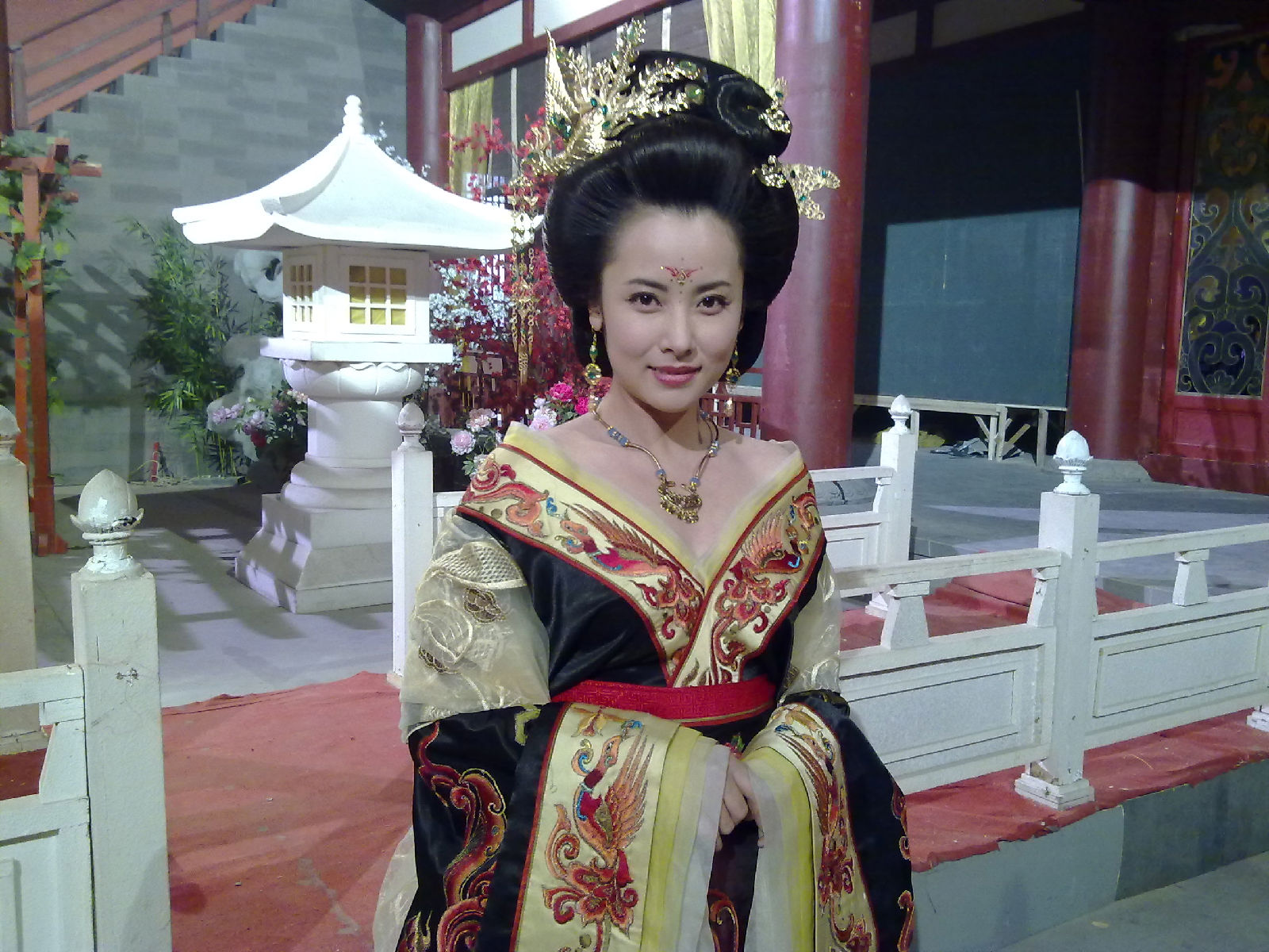 韦后想效仿武则天对待唐高宗李治的办法,把唐中宗李显架空,后来,甚至