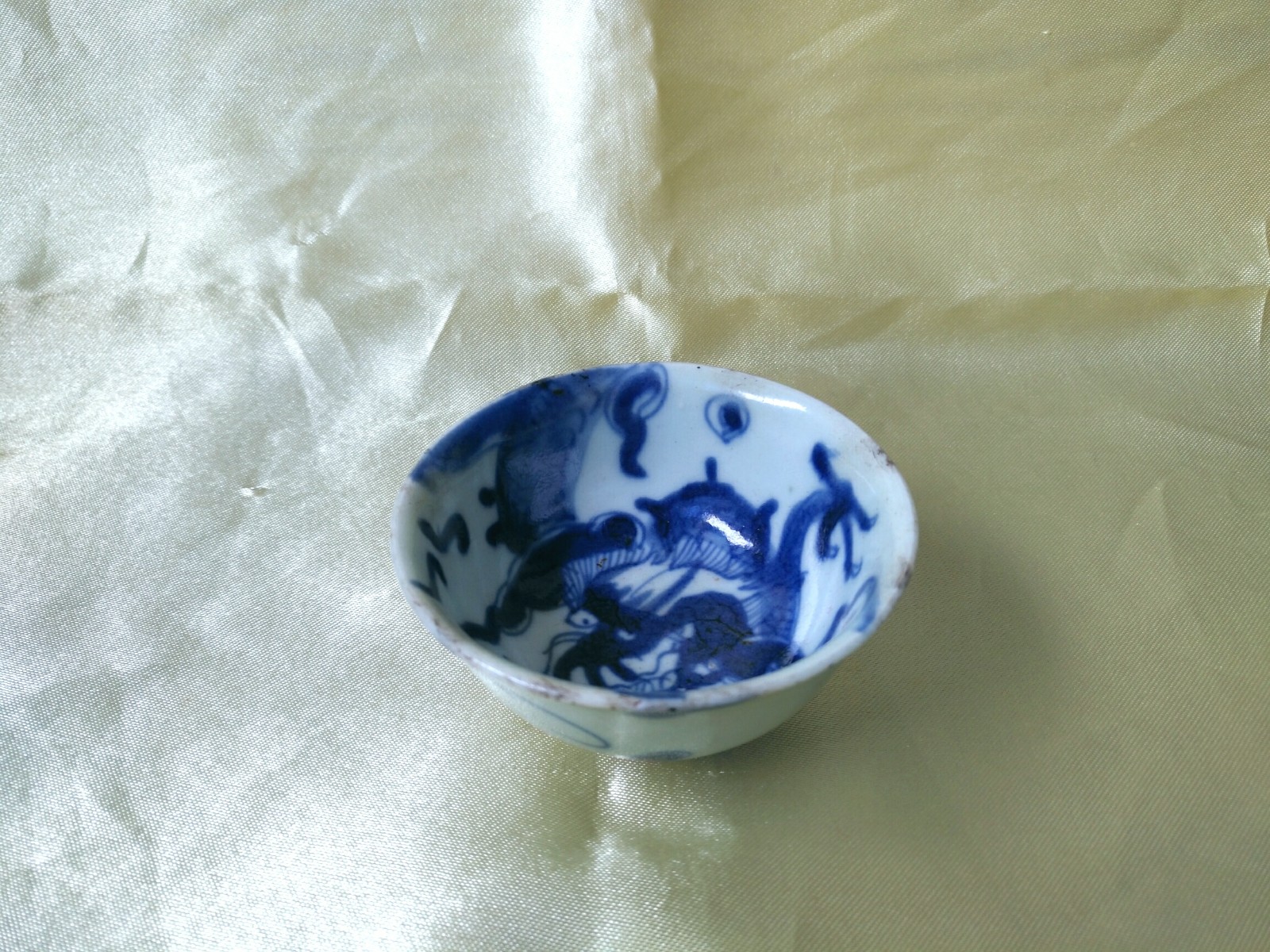 清雍正民窑青花过墙龙小酒杯