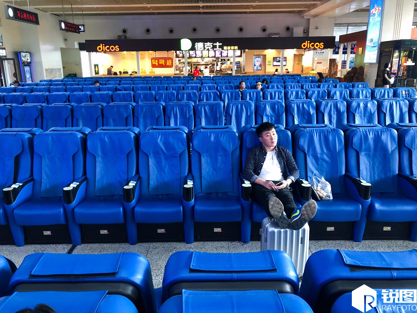 辽宁丹东的火车站候车厅一楼,所有座椅都换成了豪华的按摩椅,旅客只要