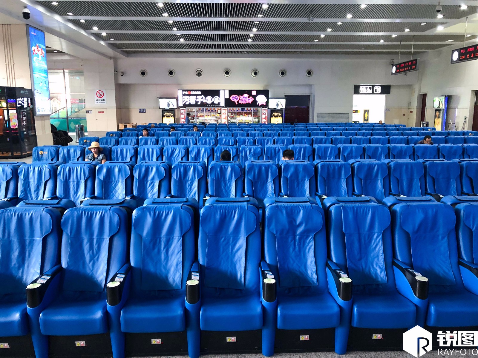 有点壕:火车站候车厅全是豪华按摩椅 手机扫码就能享按摩服务