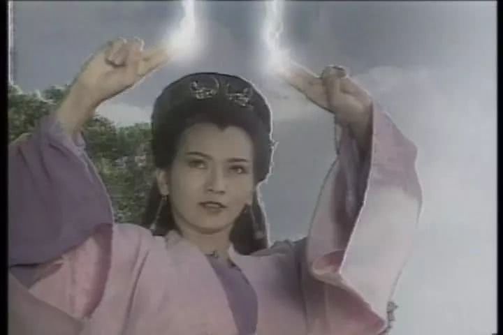 小青虽然只有800年道行,不比白素贞1800年功力深厚.