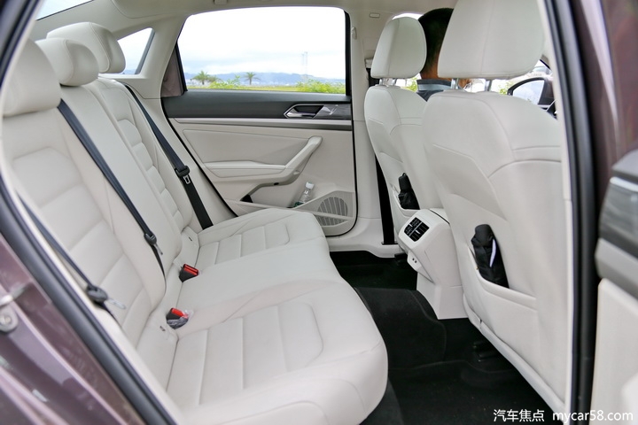 得益于mqb平台的使用,朗逸plus轴距增至2688mm,前后排的乘坐空间对于