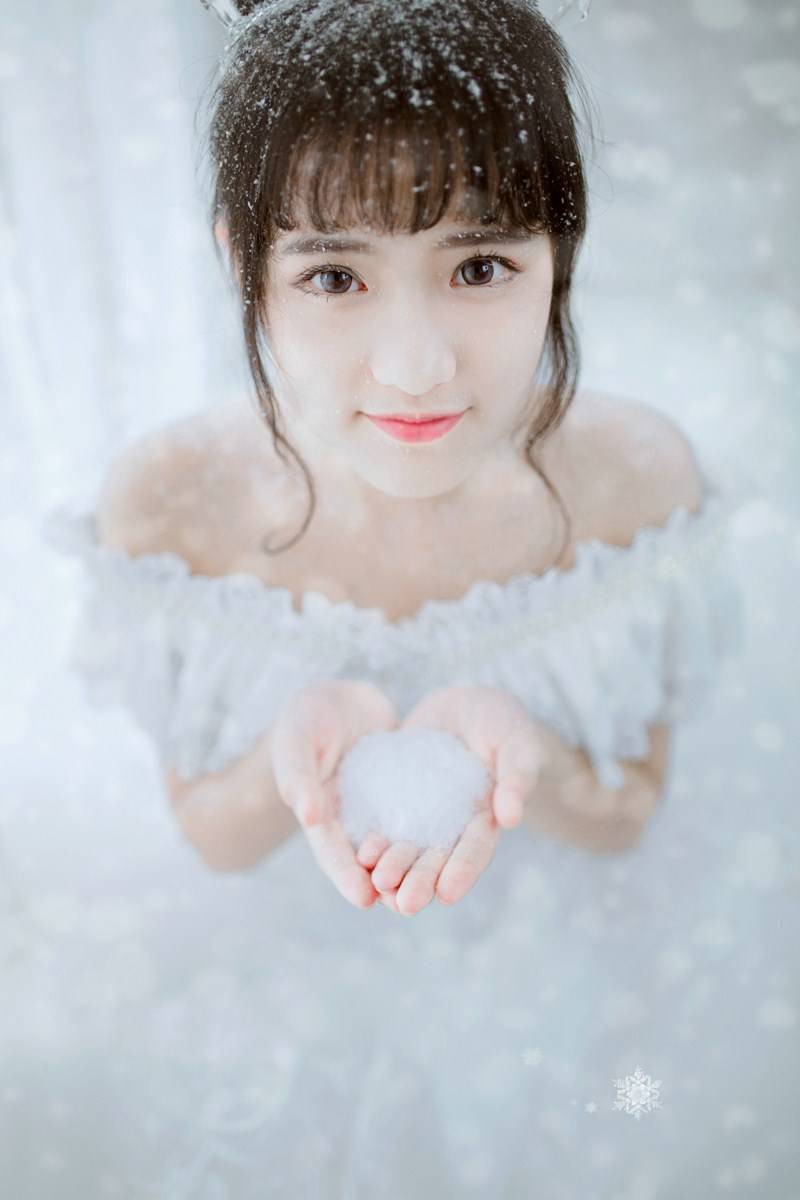 颜值高的女孩雪中唯美人体写真