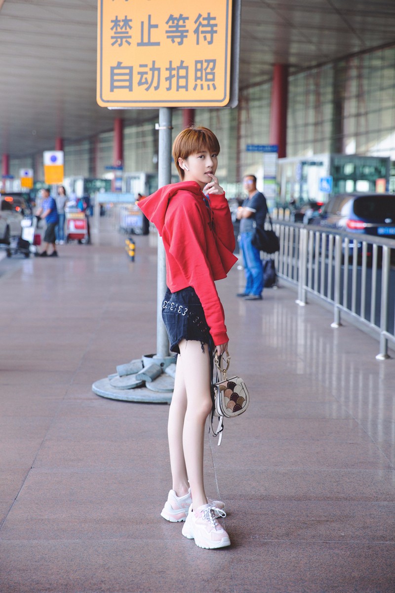 李凯馨盛夏机场街拍 白皙漫画腿实力抢镜