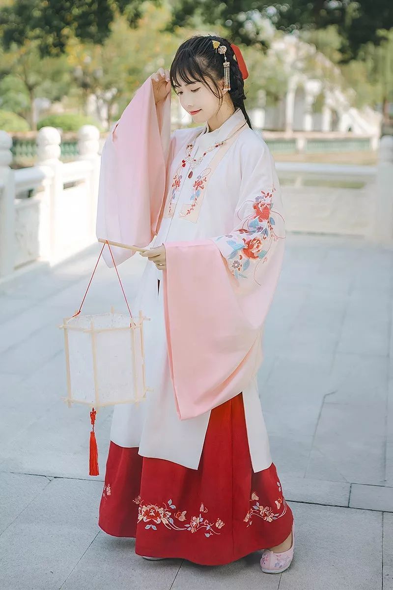 徐娇夏达穿上汉服美如画,仙女们要不要考虑一下?