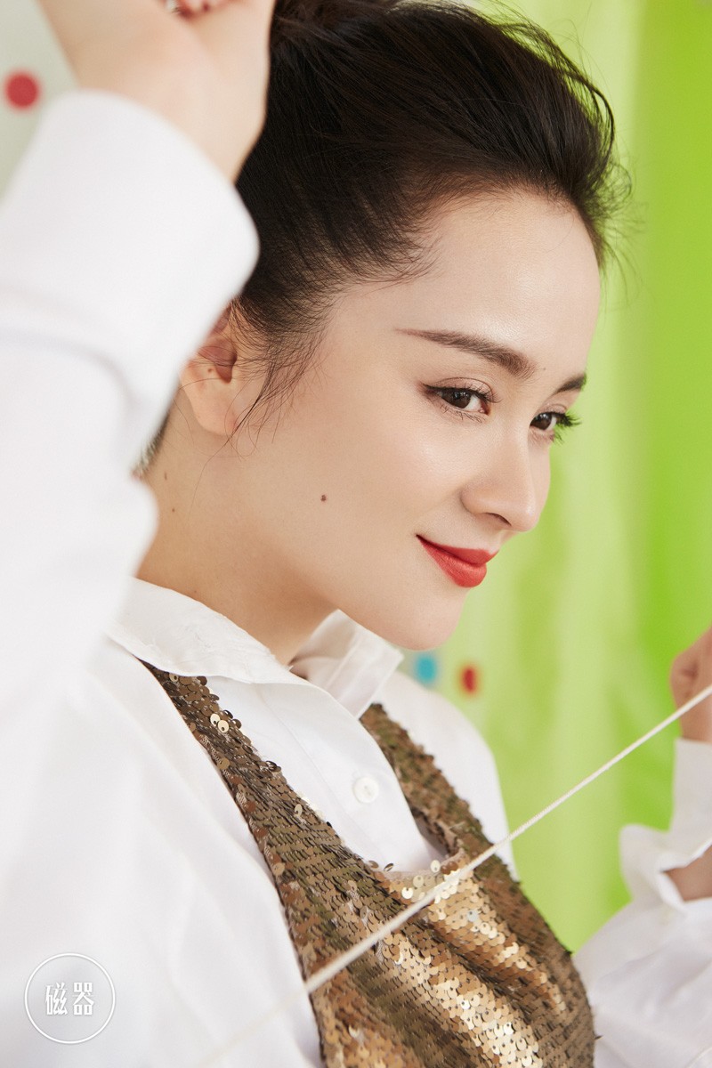 近日,演员邓莎曝光一组夏日清新写真,设计感十足的蝴蝶结流苏上衣搭配