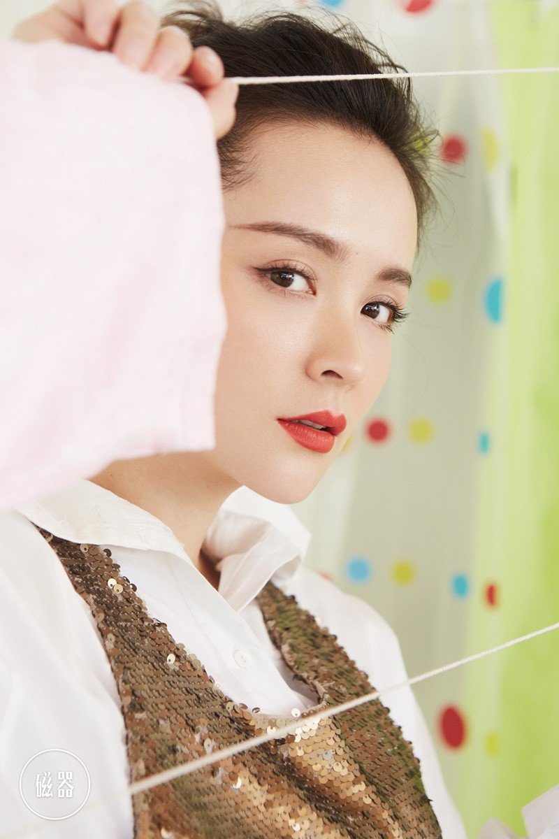 近日,演员邓莎曝光一组夏日清新写真,设计感十足的蝴蝶结流苏上衣搭配