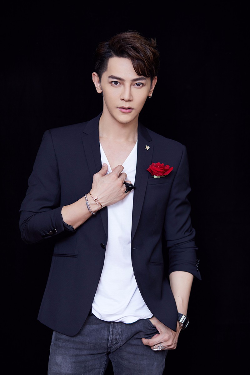 汪东城生日浪漫写真曝光手持玫瑰优雅高甜