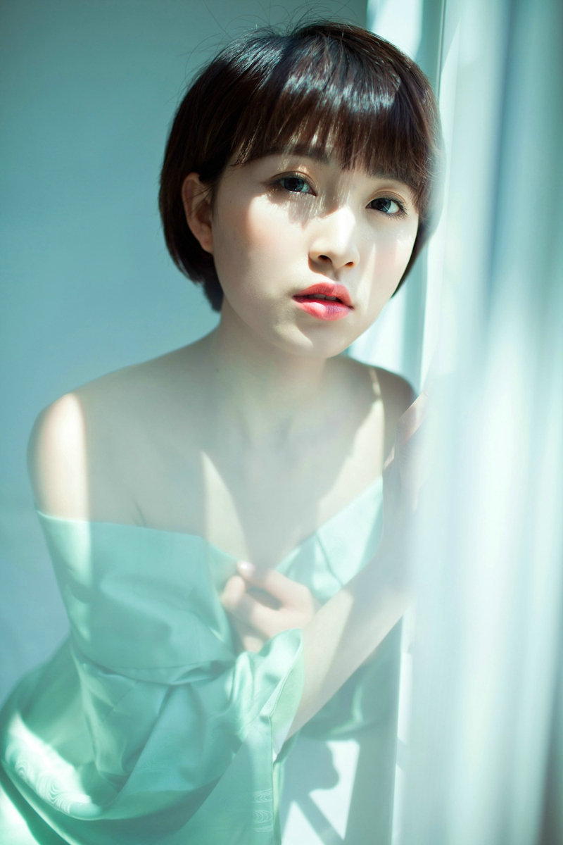 清新短发美女居家小露香肩性感迷人写真集 @微相册 @微博摄