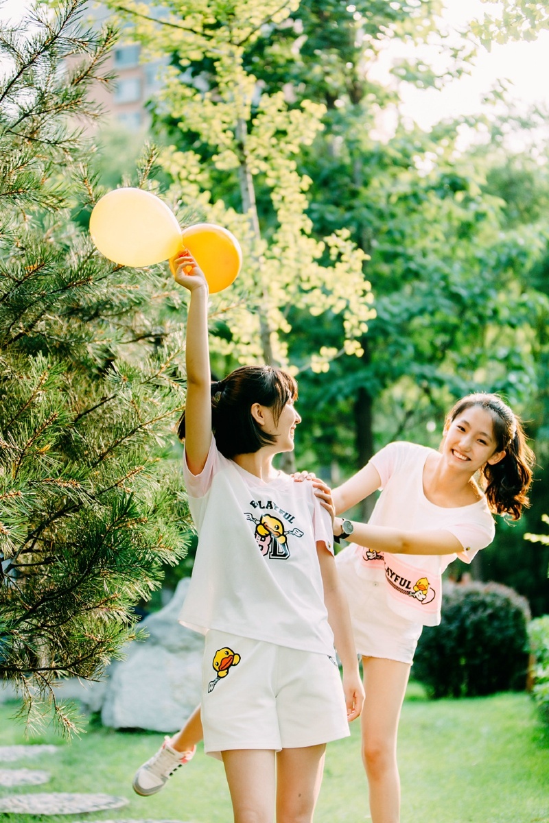清新姐妹花户外气球玩耍嬉戏写真集 @微相册 @微博摄影