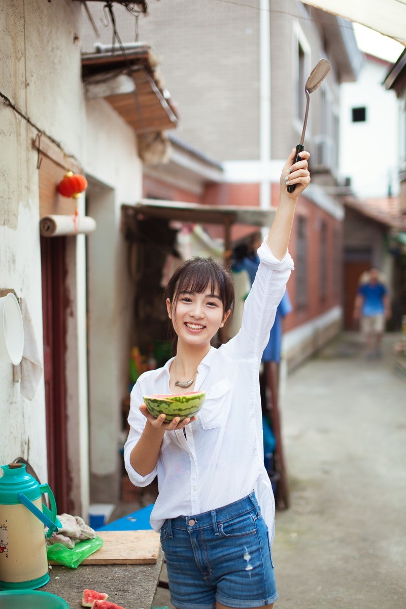 分享美女美图:超漂亮的零零后刘海素颜清纯美女.