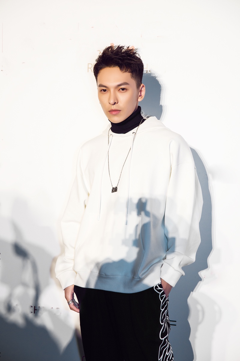 蒋雪鸣现身时尚大秀与金星同框 痞帅不羁潮范十足