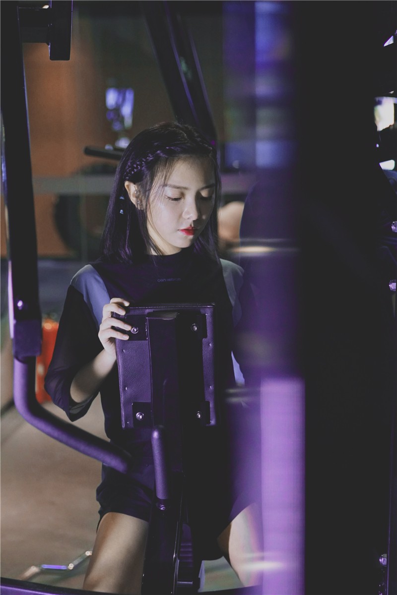 清新女声周子琰运动风写真曝光 热爱健身坚持暖心公益