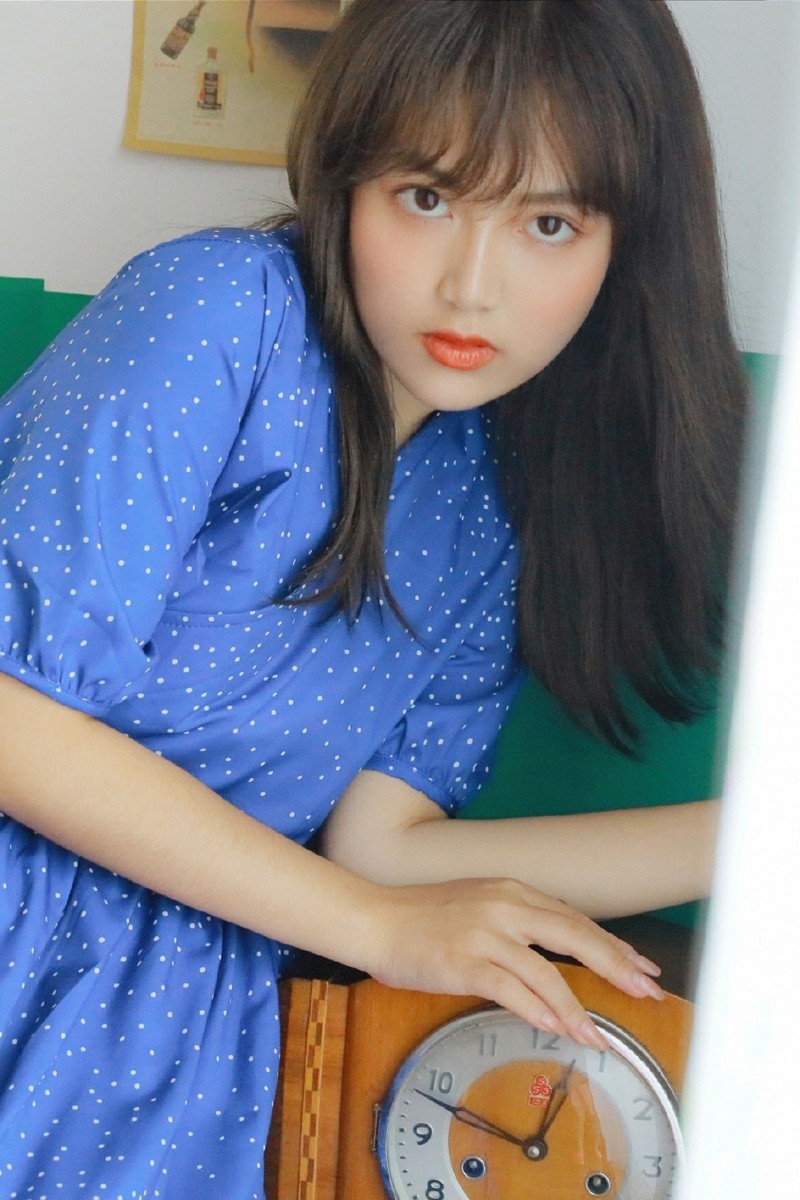 美图分享忧郁系邻家清纯女孩日常自拍照