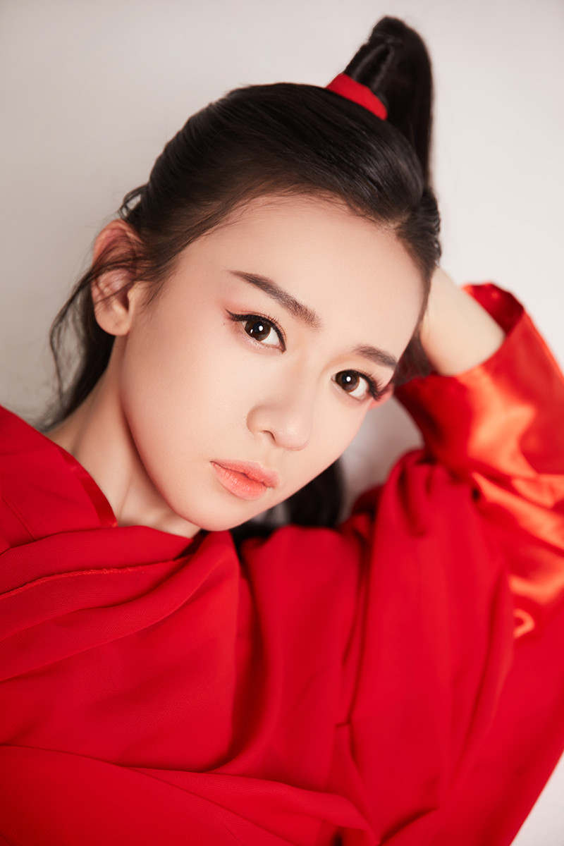 不同于官宣图的俏皮,刘木子最新的古装写真尽显侠骨柔情,一身海棠红