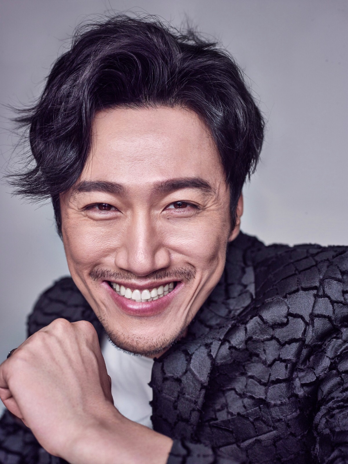 朱刚日尧曝时尚写真尽显有温度的男人魅力