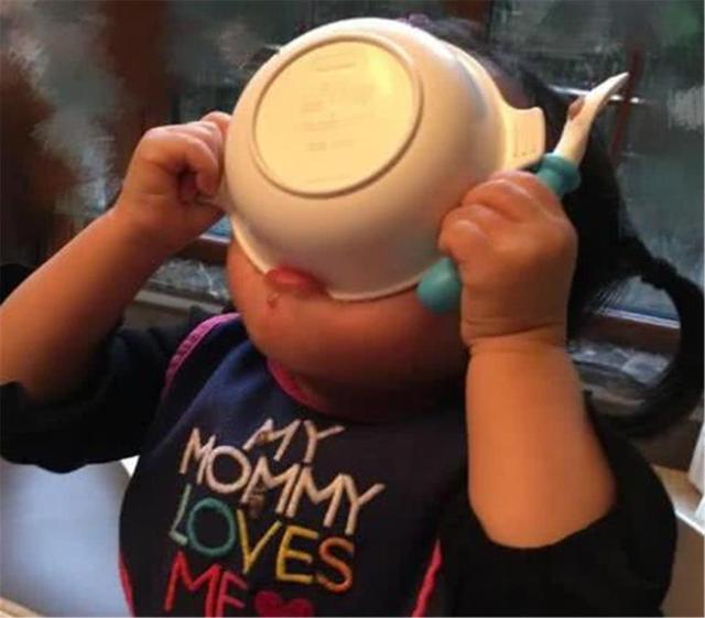 为什么中国人喜欢端着碗吃饭?老外的解释让人笑的"肚子疼"!