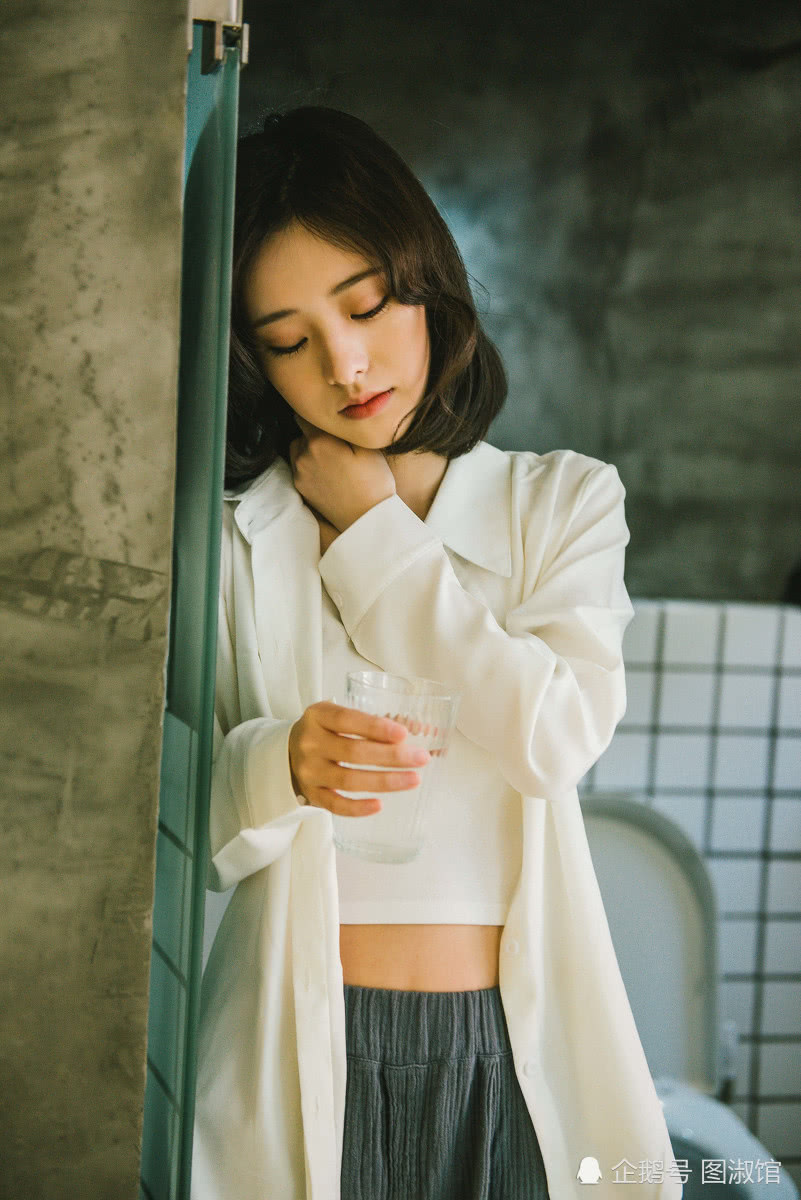 独自在家的单身美女,眼神忧郁闷闷不乐