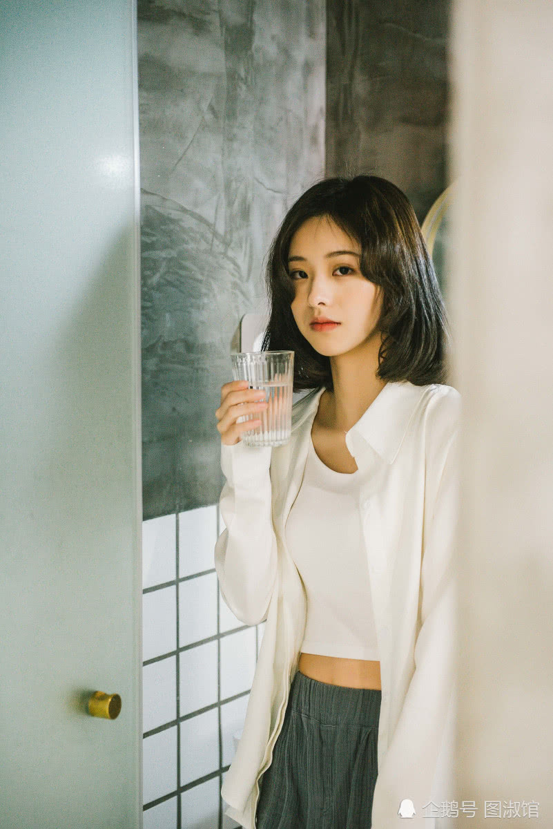 独自在家的单身美女,眼神忧郁闷闷不乐