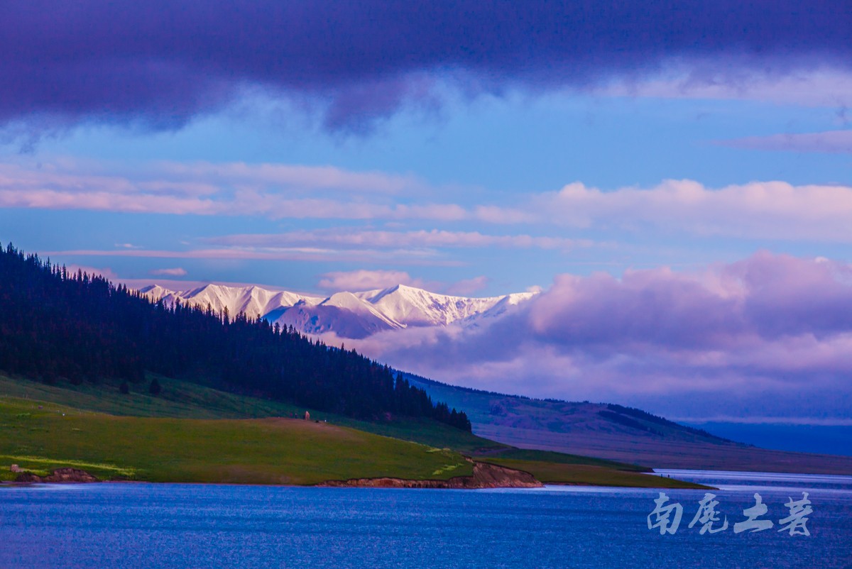 这个湖水会变化,幽兰,湖绿,天青,或是渐变灰