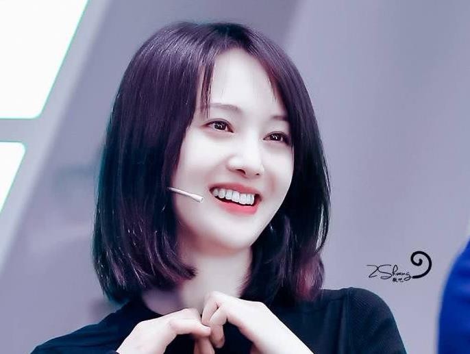 郑爽一位耿直做自己的女星,笑起来好可爱不愧是小仙女!