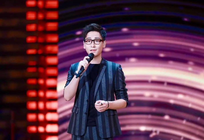 他是江苏卫视主持人,与妻子结婚李响担任伴郎,如今38岁帅气十足