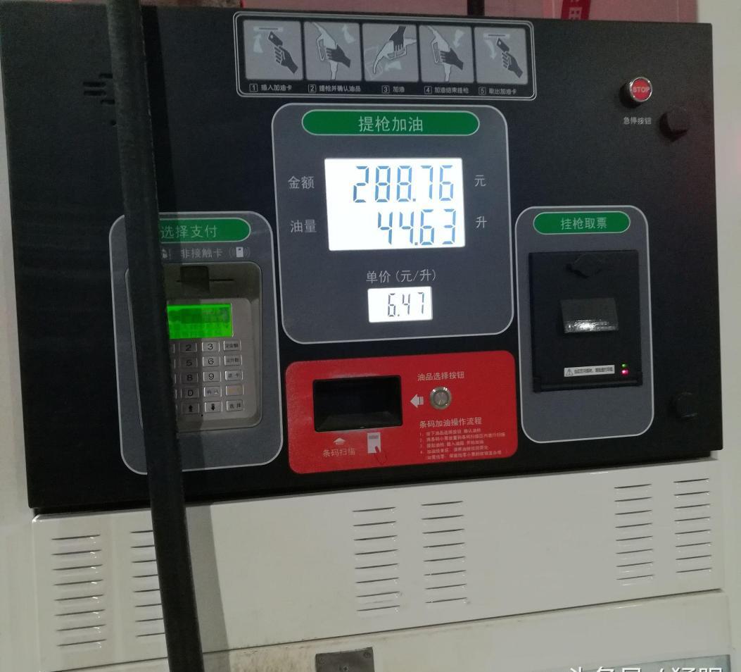 周末加油站让利顾客, 车主加箱油等一个多小时, 天黑也要加满油