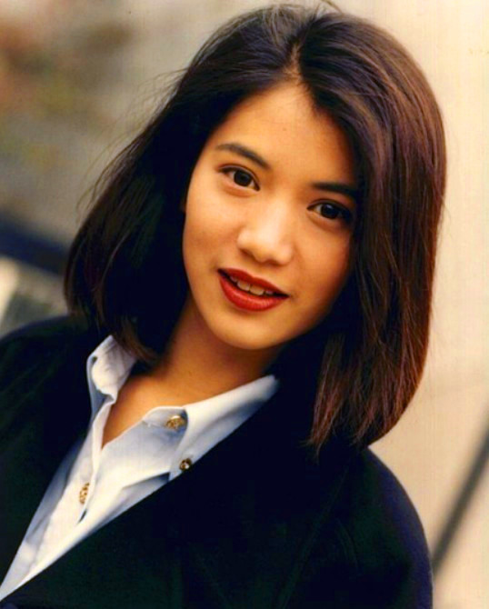 近日,袁咏仪在微博上发布了一组图片,并且配文称,肯尼亚之旅第一篇.