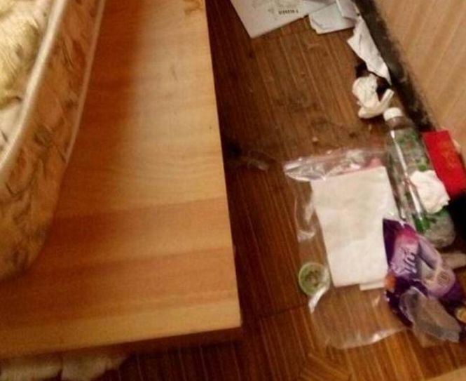 女孩租宾馆退房后屋里十分整洁,可当房东掀开床垫后气坏了