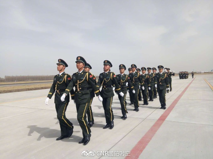 迎接志愿军烈士回家的礼兵就位|礼兵|桃仙机场|朱梁_新浪新闻