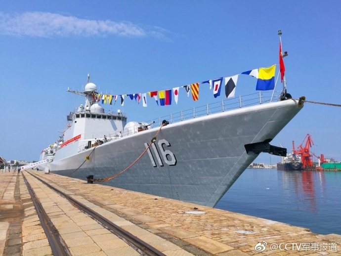 海军石家庄舰在青岛举行舰艇开放日活动,这也是它首次亮相.