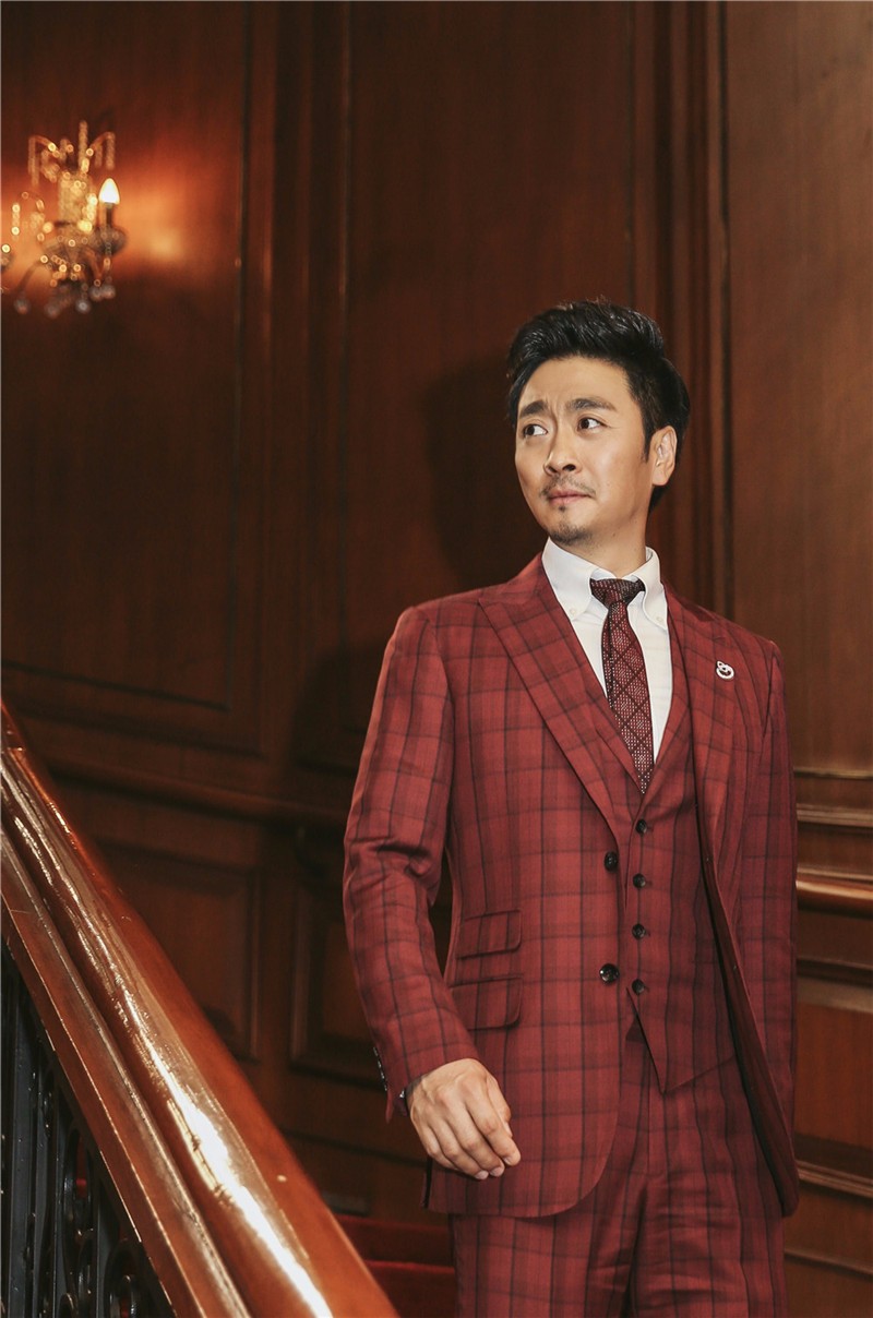 黄俊鹏曝民国风写真 复古造型化身民国绅士