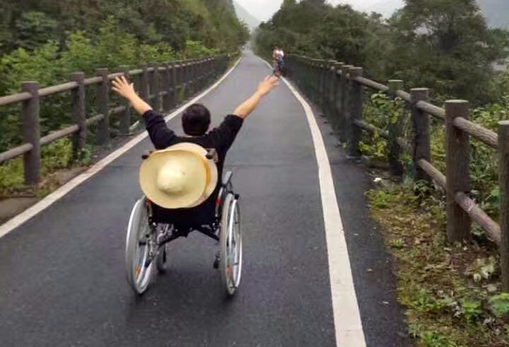 "励志哥"17岁拄双拐独自创业 如今变证券经纪人 致力帮助残疾人