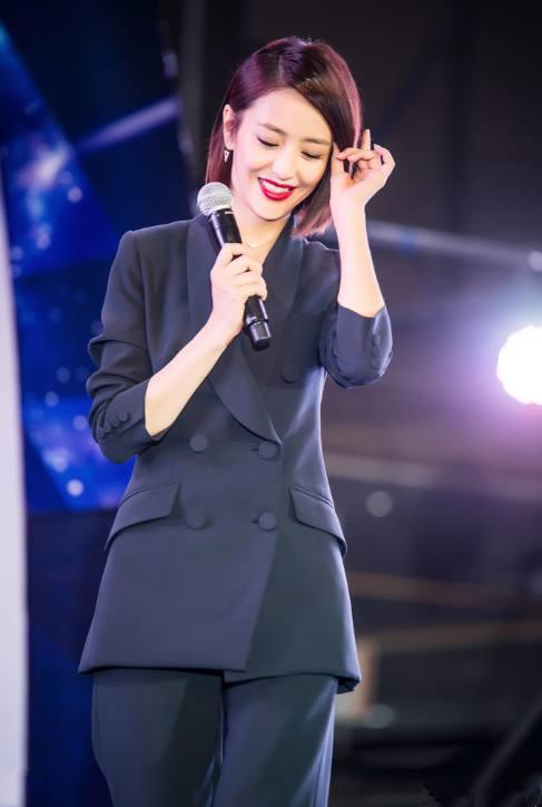 34岁的佟丽娅人美气质好,整个人的颜值又上升了好几个档次