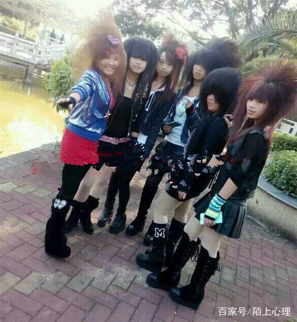 杀马特女生骑着摩托,迎着风,一路高歌,如今,她们嫁了吗|女生|网吧