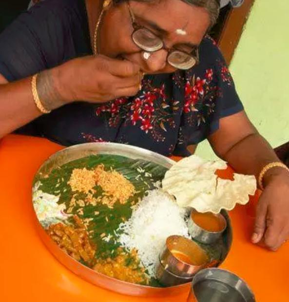 印度人吃饭为啥用手抓?还一定不能用左手!因为左手上完厕所要用