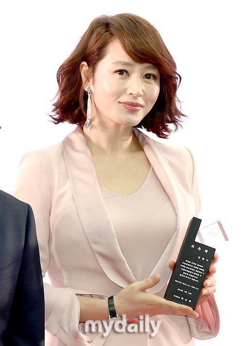 韩国艺人金惠秀河正宇任国税厅形象宣传大使