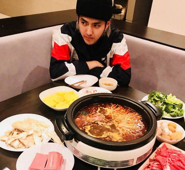 明星吃火锅的样子,有的豪气,有的接地气,有的太做作!