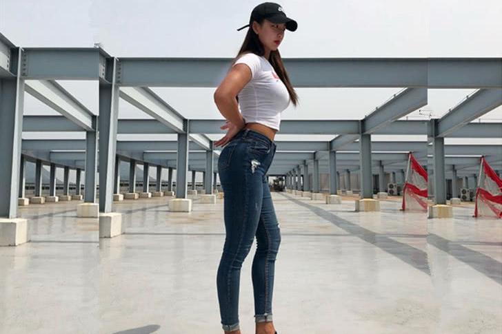 健身房里的粗腿女,穿上紧身牛仔裤,意想不到的好看!