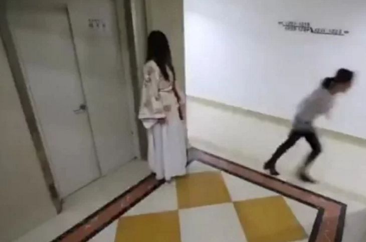 男子乘坐电梯时偶遇"女鬼",随后上去就是一脚,结果男子尴尬了