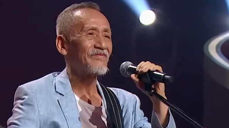 《中国好声音》请来陈彼得老师,一开口全场安静了,导师站立致敬