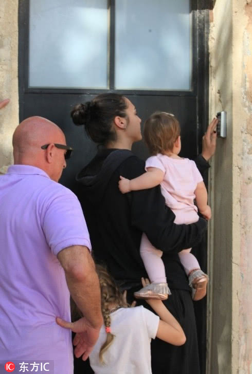 神奇女侠盖尔加朵素颜出街判若两人一手一个孩子妈妈力max