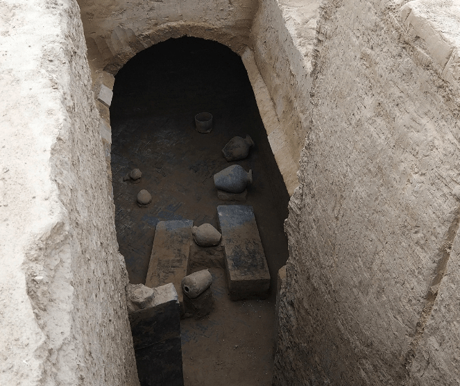 风水宝地河南郑州再现百余古墓古墓形状奇特发现大量尸骨