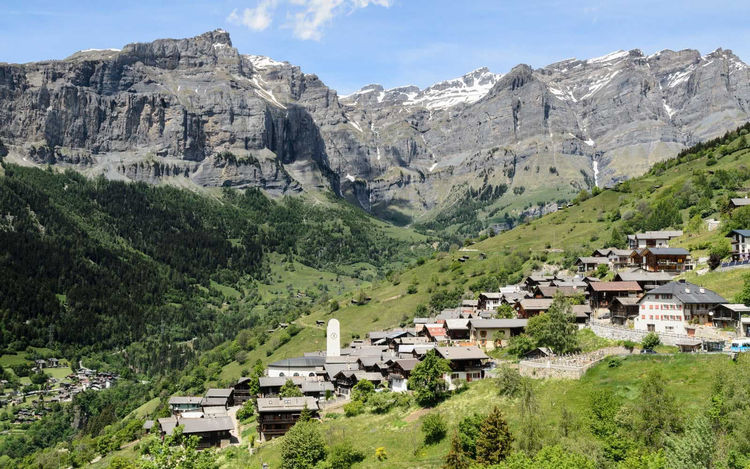 全球最动人的镇子之一,居民却少的可怜,当地政府花钱请人来这里