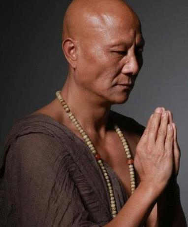 他演了一辈子坏人, 功夫不输李连杰, 39岁妻子美得让人羡慕!