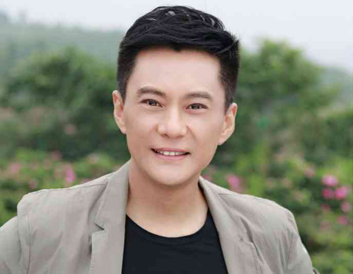 16岁上大学,17岁出道,24岁与芒果台一姐相恋,儿子已7岁